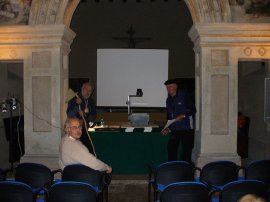 gli attori Enea, Alberto e Giuliano
si preparano per la conferenza
(11045 bytes)